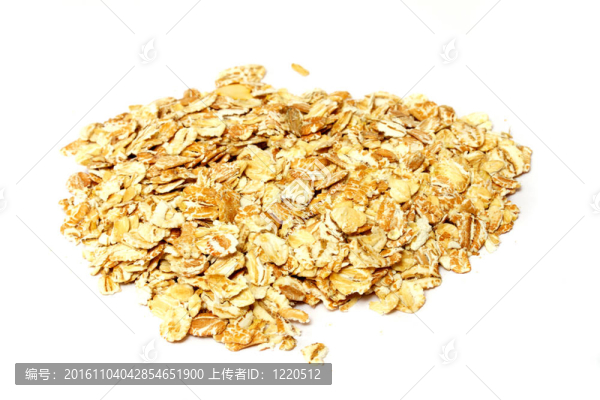 白色背景下干燕麥的堆積