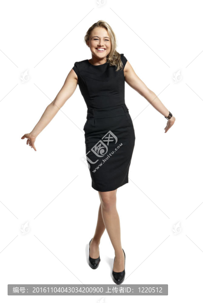 穿著黑色連衣裙的年輕女子