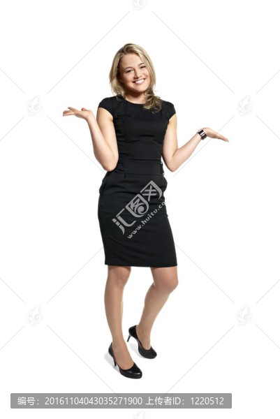 穿著黑色連衣裙的年輕女子