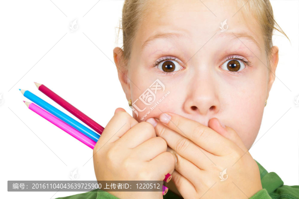 小女孩用手捂著嘴，手里拿著一支鉛筆在白色背景上特寫.