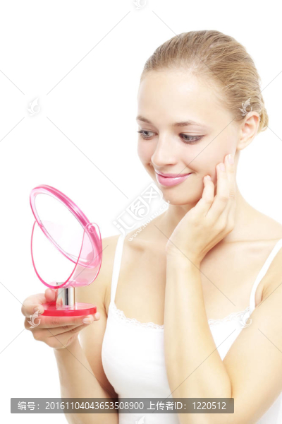女孩看著白色的一面鏡子