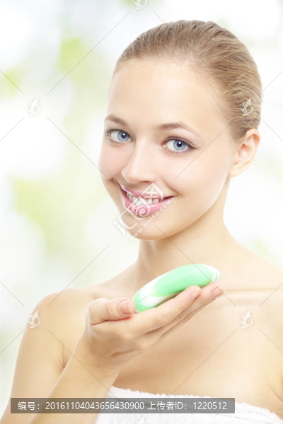 微笑的女孩拿著肥皂