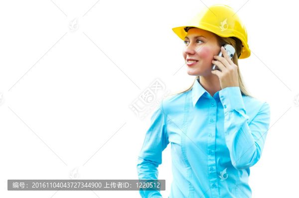 站在建筑物背景上的年輕建筑師女士戴著防護頭盔