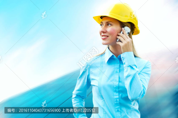 站在建筑物背景上的年輕建筑師女士戴著防護(hù)頭盔