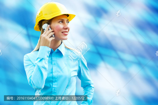 站在建筑物背景上的年輕建筑師女士戴著防護(hù)頭盔
