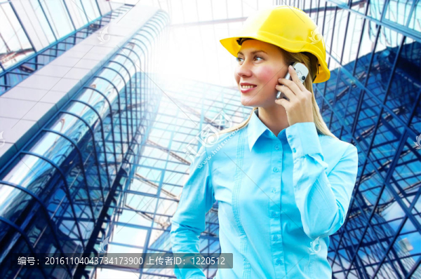 站在建筑物背景上的年輕建筑師女士戴著防護(hù)頭盔