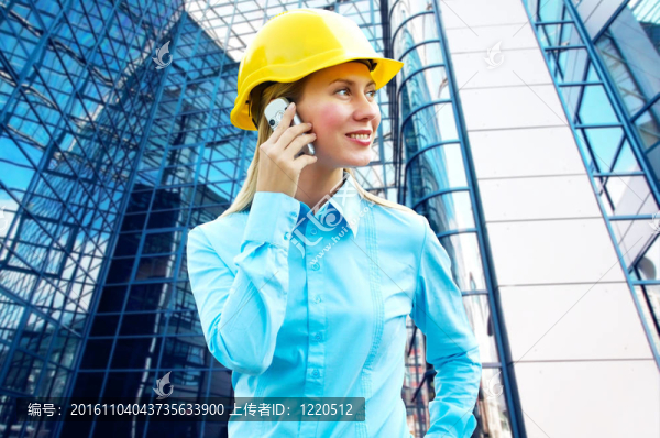 站在建筑物背景上的年輕建筑師女士戴著防護(hù)頭盔