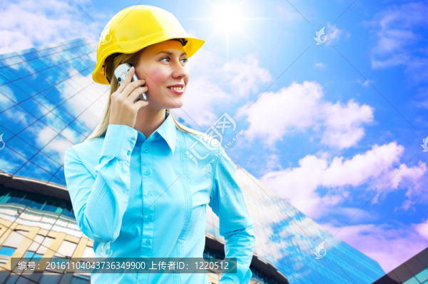 站在建筑物背景上的年輕建筑師女士戴著防護(hù)頭盔