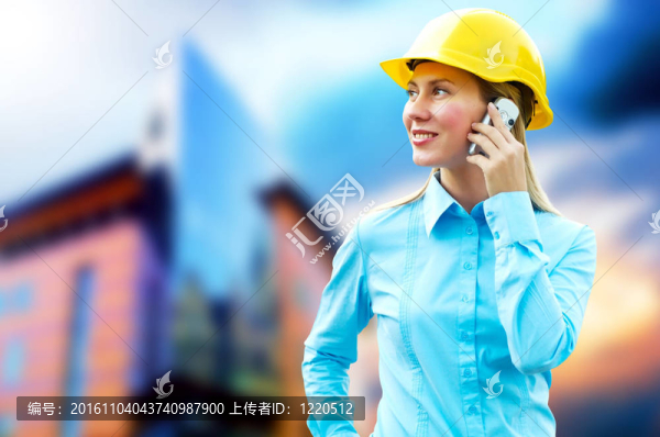 站在建筑物背景上的年輕建筑師女士戴著防護(hù)頭盔
