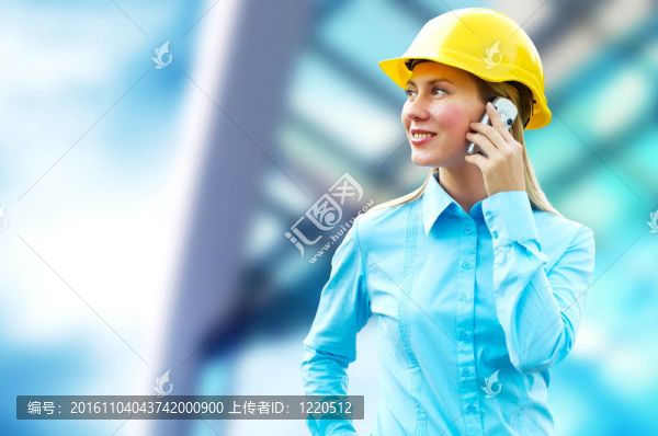 站在建筑物背景上的年輕建筑師女士戴著防護(hù)頭盔