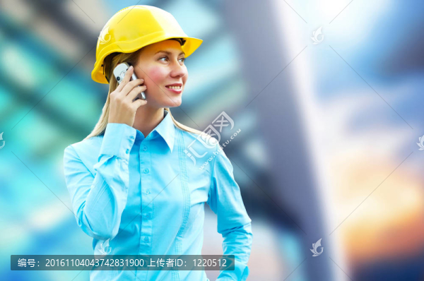 站在建筑物背景上的年輕建筑師女士戴著防護(hù)頭盔