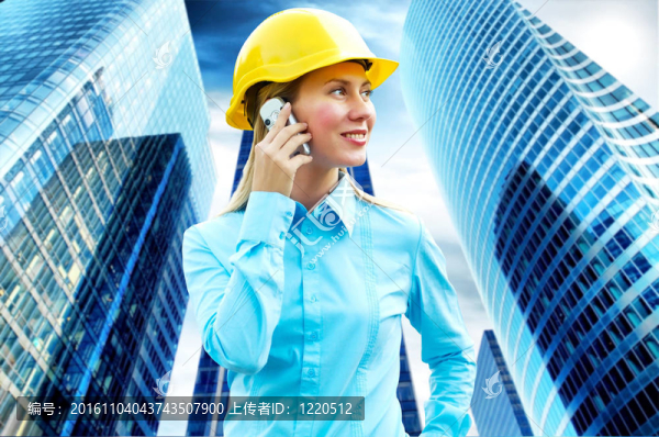 站在建筑物背景上的年輕建筑師女士戴著防護(hù)頭盔