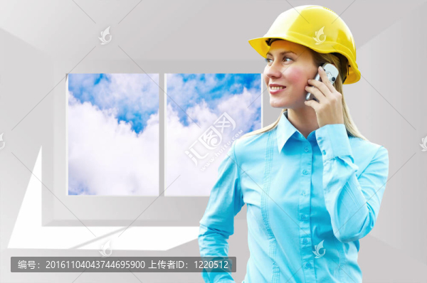 站在建筑物背景上的年輕建筑師女士戴著防護(hù)頭盔