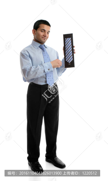 售貨員拿著一條絲綢領(lǐng)帶
