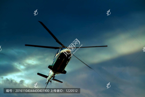 直升機在夜空
