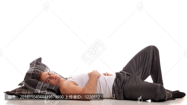 男人穿著睡衣