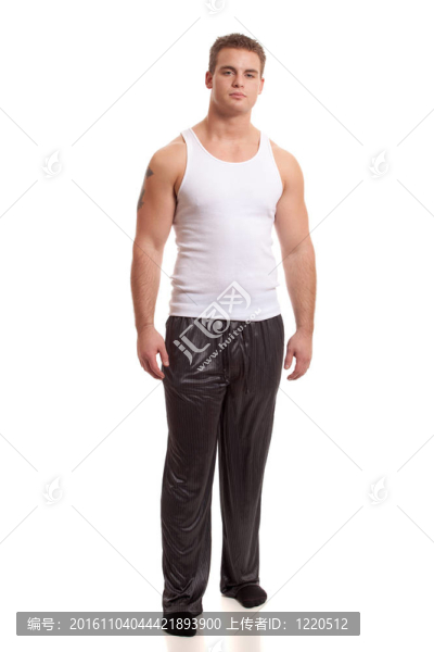 男人穿著睡衣