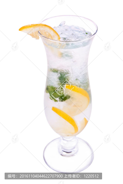 酒；檸檬和冰的雞尾酒