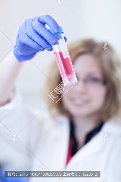 一位女研究員在實驗室做研究的畫像