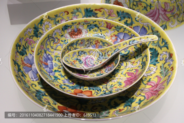 黃地粉彩花卉紋餐具