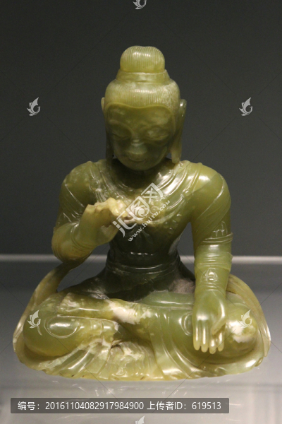 岫巖玉坐佛像