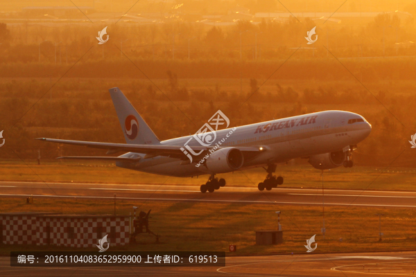 夕陽余暉,飛機起飛