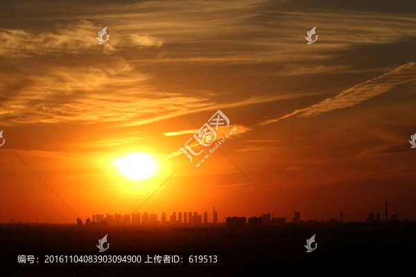 夕陽(yáng)晚霞下的城市天際線