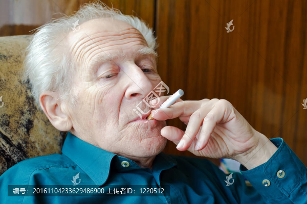 吸電子煙