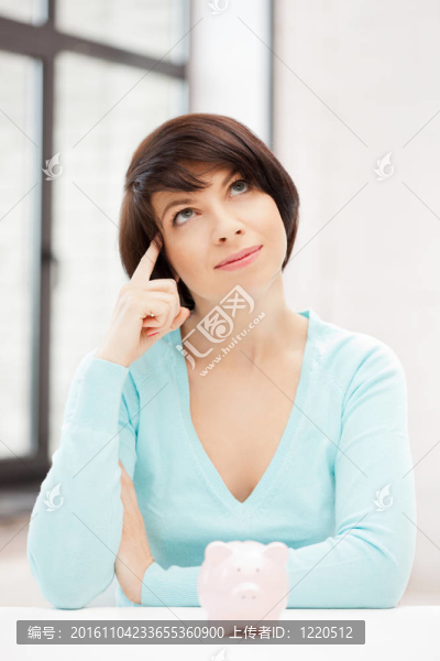 可愛的女人與小豬銀行