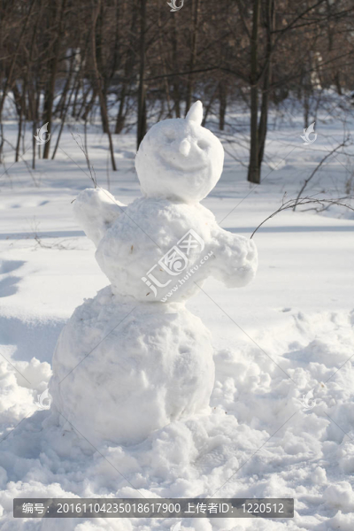 雪地上可愛的雪人
