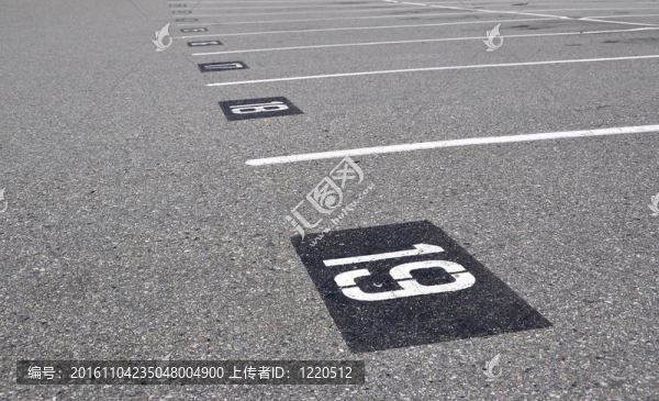 空曠的停車場