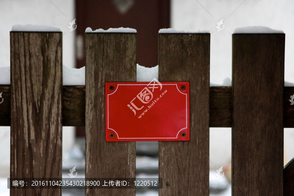 空的紅色標志在下雪的冬天的分隔開的籬笆