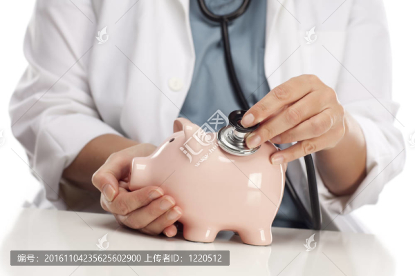 醫(yī)生拿聽診器來存錢罐