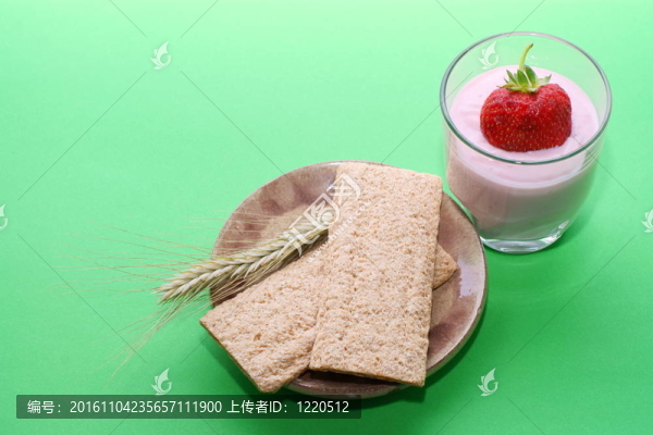 面包和玉米；小麥；草莓；冰沙