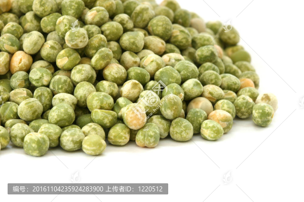 白色背景上的干綠豌豆