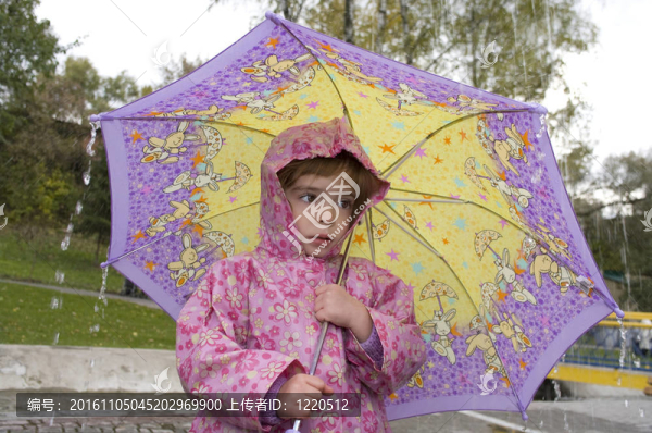 雨中帶著雨傘的女孩