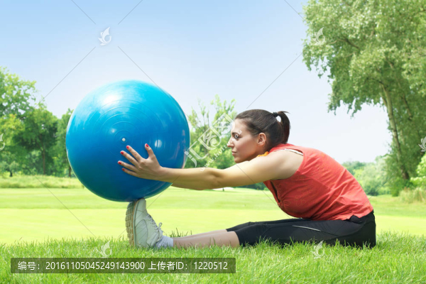 健身球鍛煉的女孩普拉提戶(hù)外