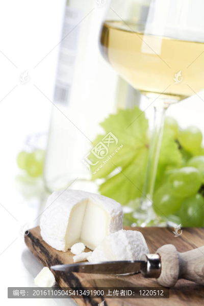 白葡萄酒；葡萄和奶酪