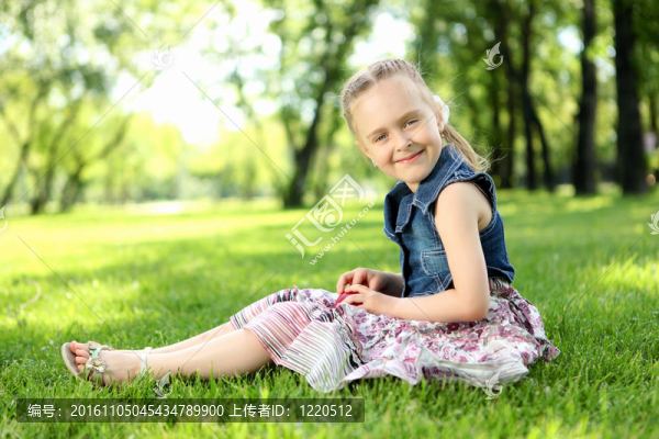 在公園里的一個小女孩的畫像