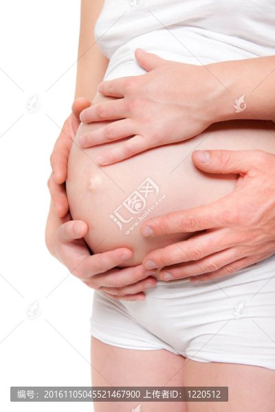 四手抱著孕婦肚子