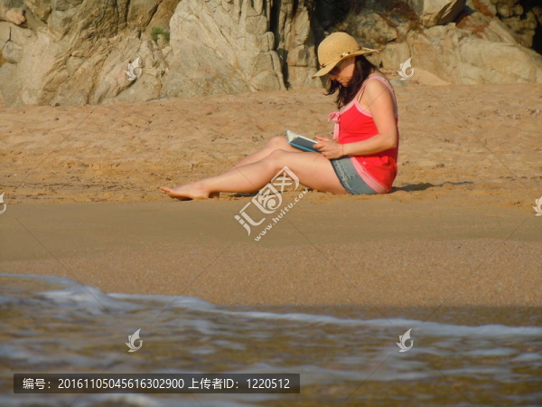 在海灘上看書