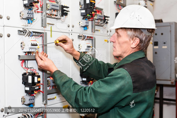 成熟的電工工作