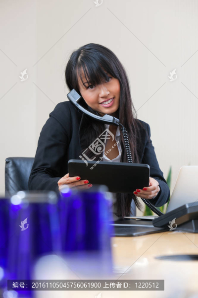 漂亮的女商人講電話