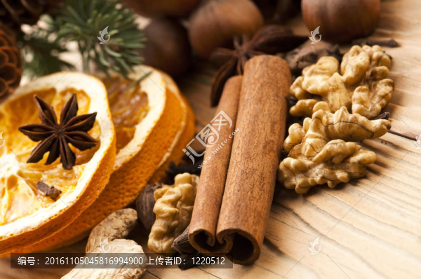 不同種類的香料；堅果和干桔子