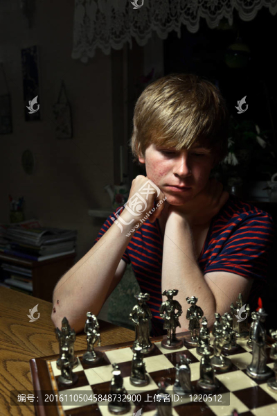 男孩正在下棋