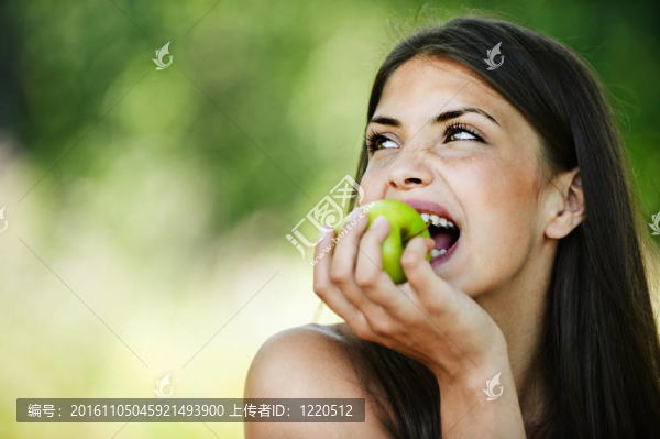 肖像年輕迷人的女人咬蘋(píng)果