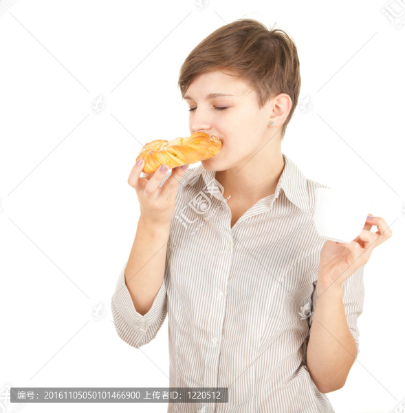 微笑年輕漂亮的女孩與美味的蛋糕；白色背景