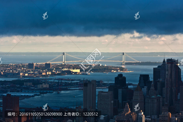 鳥瞰全景上曼哈頓從美國帝國大廈頂部的哈德遜河和橋的紐約
