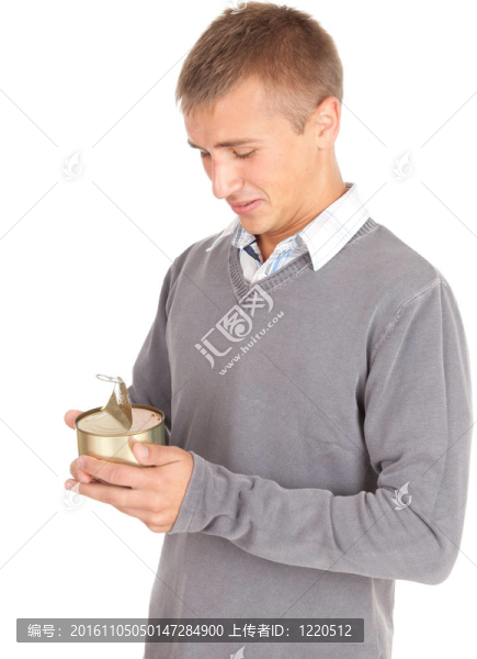年輕人打開(kāi)罐頭食品；白色背景
