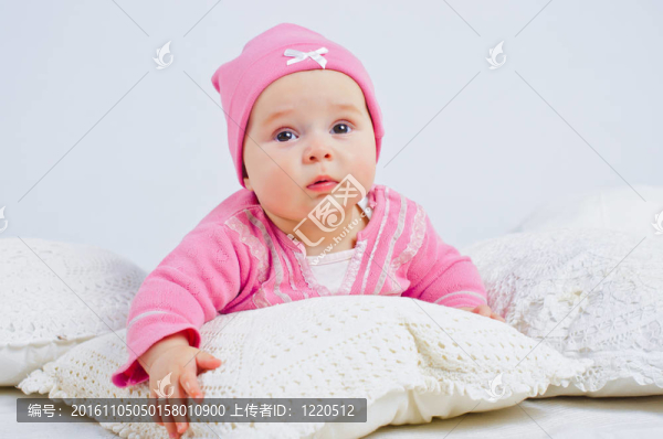 小女孩在玫瑰。